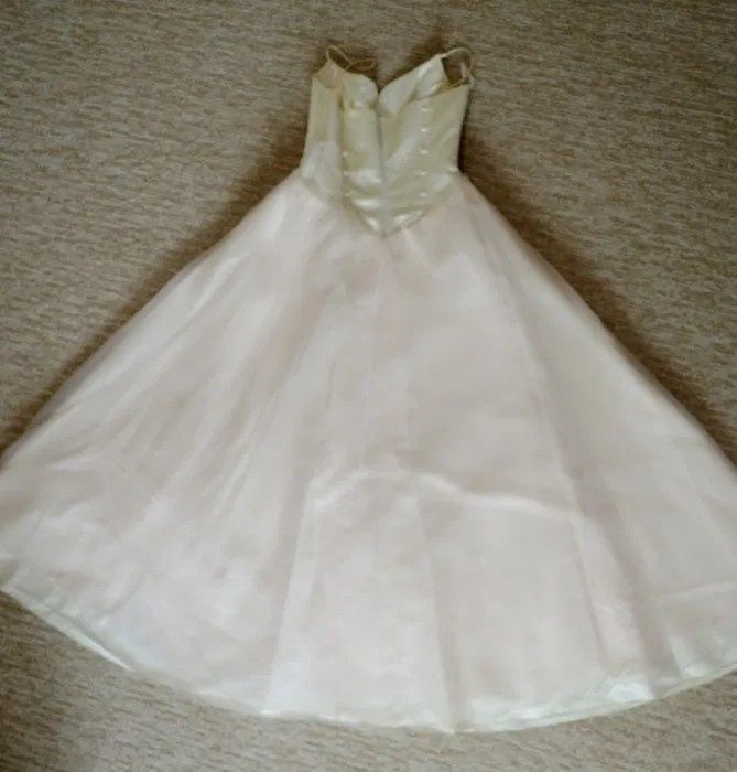 Нарядное платье молочно-пудрового цвета