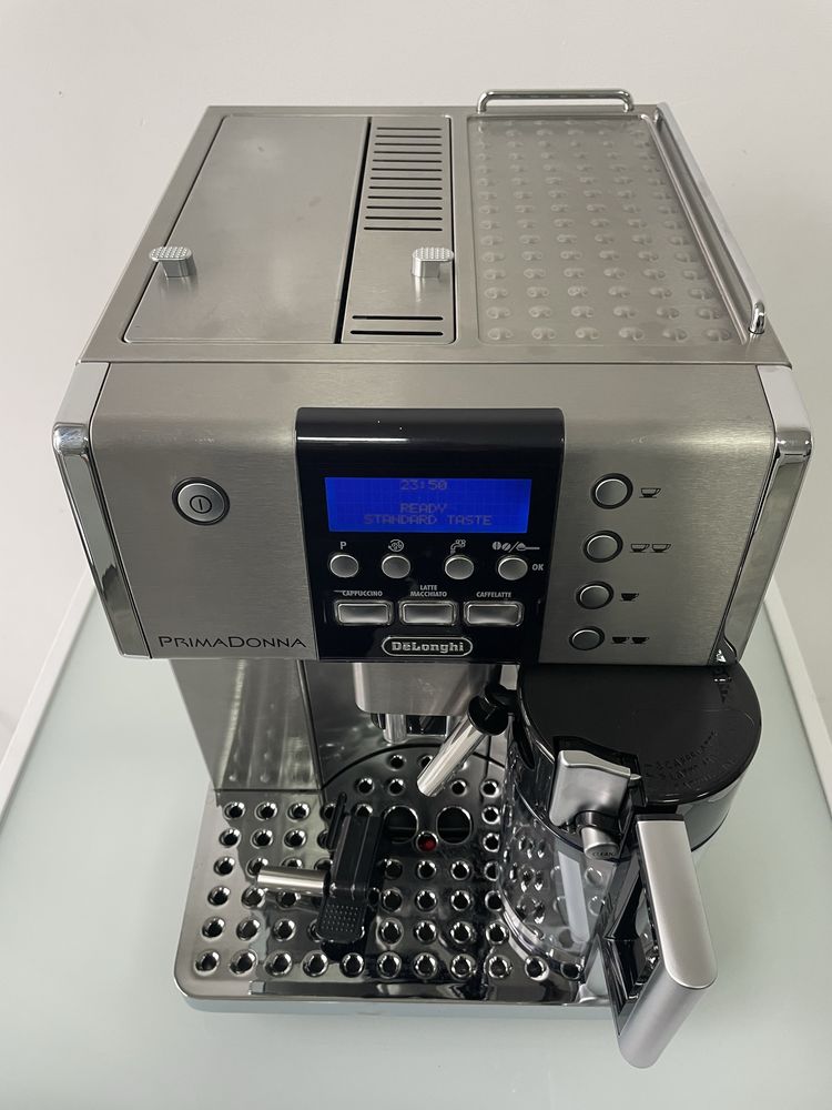 Кофемашина Delonghi ESAM6600 PrimaDonna из Германии гарантия обслужена