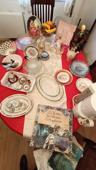 Conjunto de peças de cristal decorativas e taças