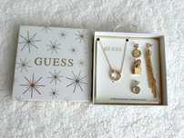 Guess wisiorek z zawieszkami
