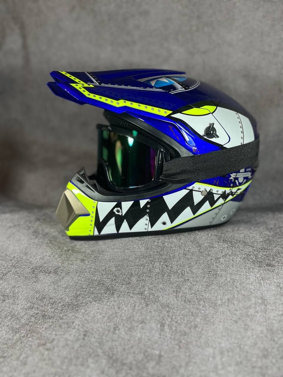 Шлем с очками за 1650