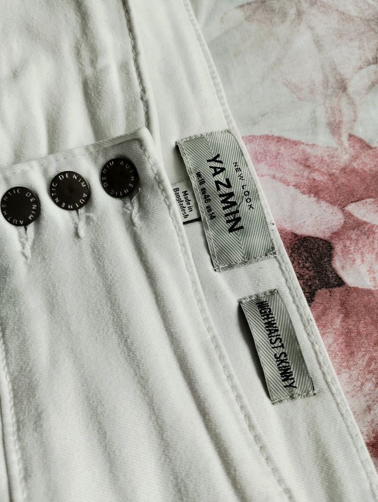 Białe elastyczne mega zbierające jeansy skinny z wysokim stanem