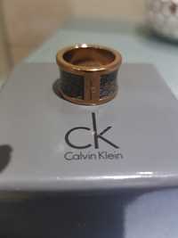 Anel Calvin Klein cinzento e dourado