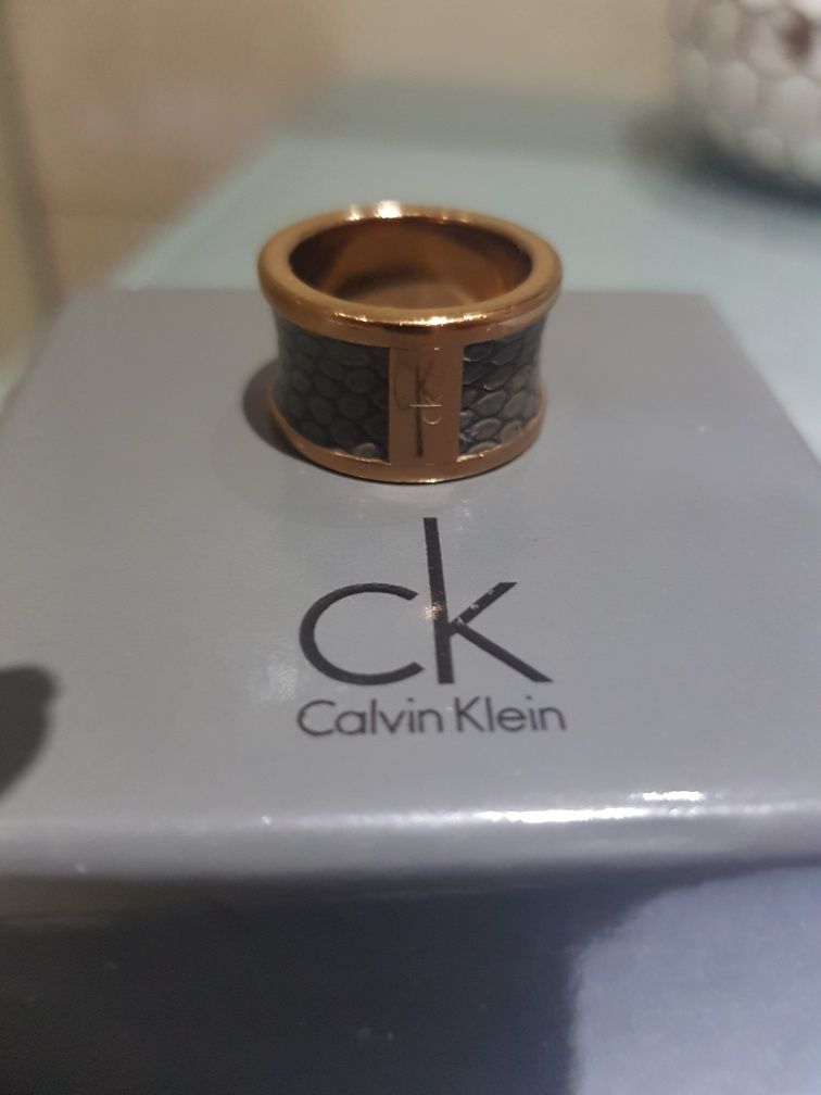 Anel Calvin Klein cinzento e dourado