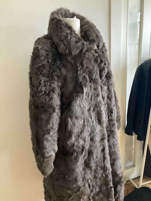 Luksusowe, ciepłe futro z kozy w kolorze szarym. Rozmiar XL.
