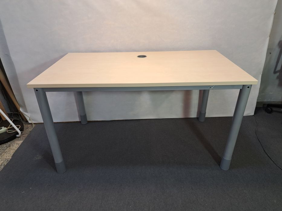 Biurko proste Kinnarps 140x80 Klon