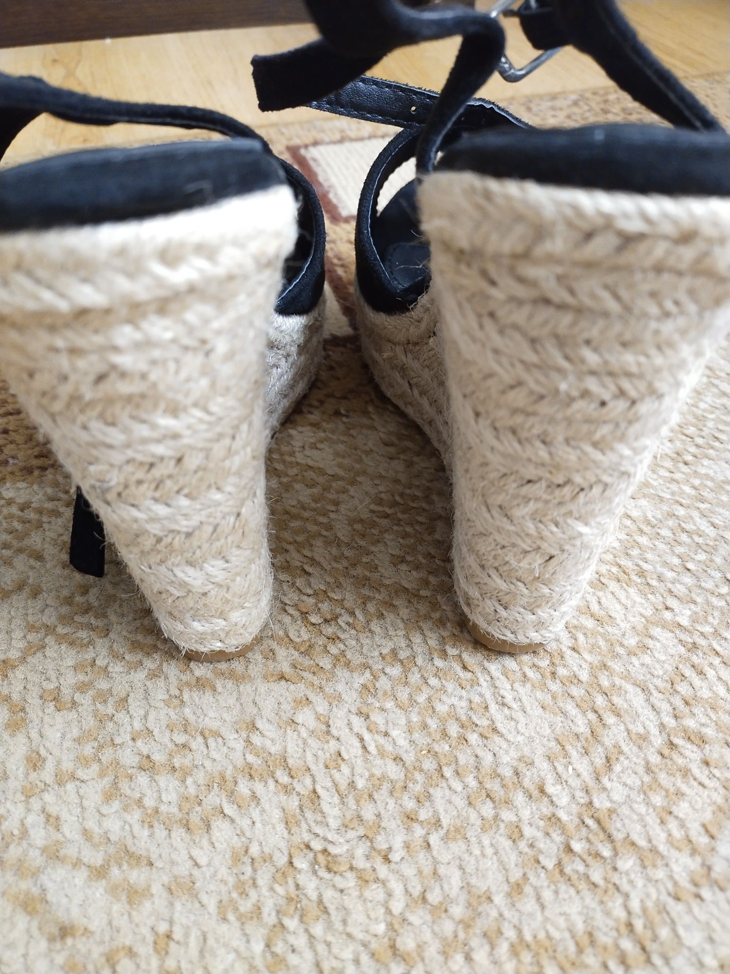 Buty. Sandały czarne na koturnie r. 36