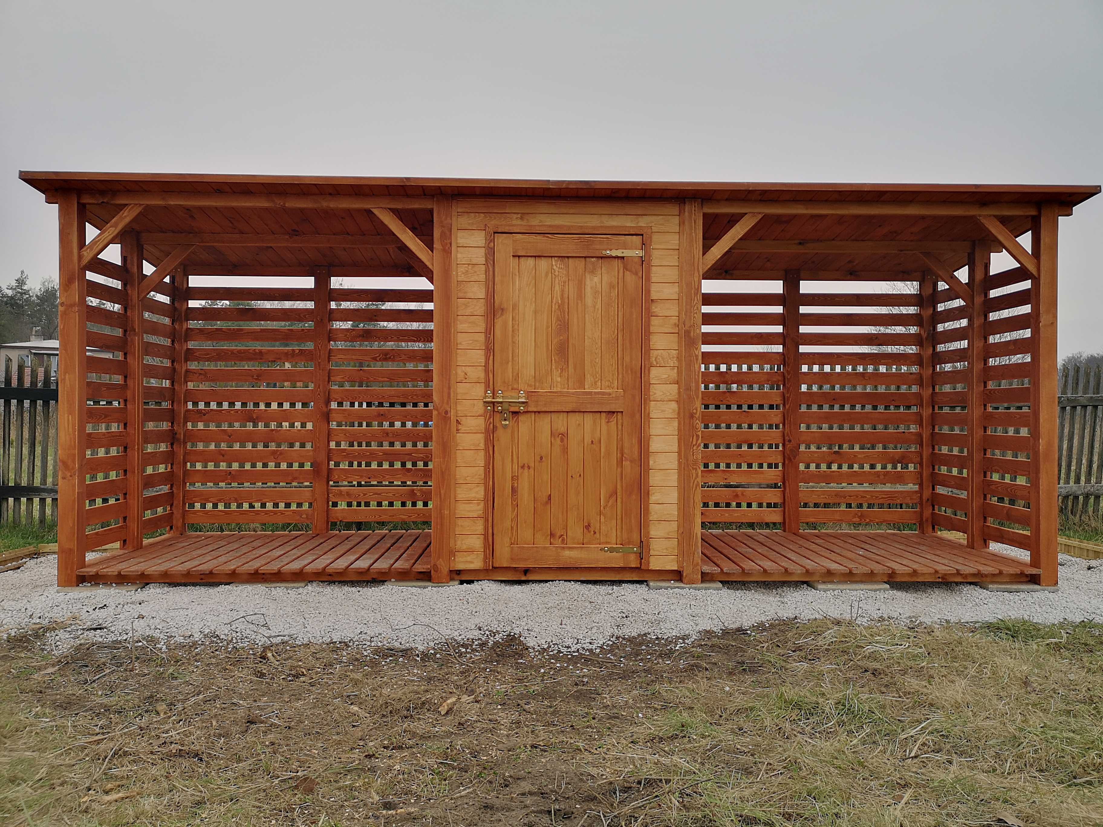 Drewutnia 2 x1,5m + domek 1,5 x 1,5m + drewutnia 2 x 1,5m