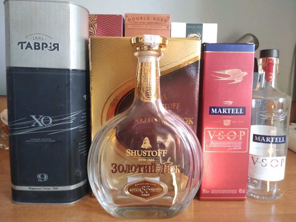 Пустые бутылки, тубусы, коробки из-под коньяка и виски