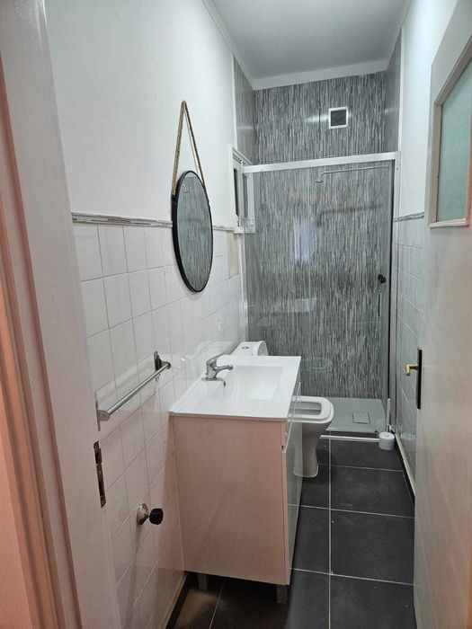 Quarto para arrendar a estudante. Casa e cozinha totalmente equipadas