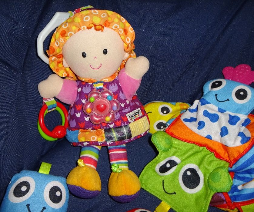 ZESTAW Lamaze lalka Emilka zawieszka gryzak Hasbro Playskool kostka