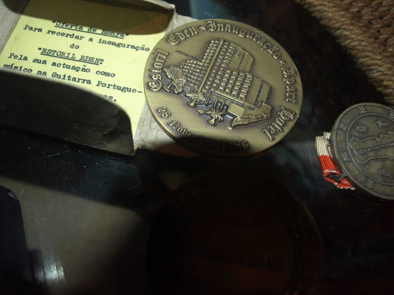 Várias medalhas comemorativas bastante antigas vendo todas