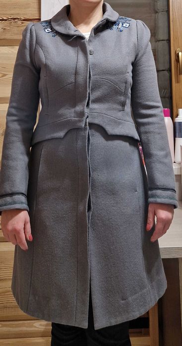 100% Wełniany płaszcz z haftowanymi kwiatami