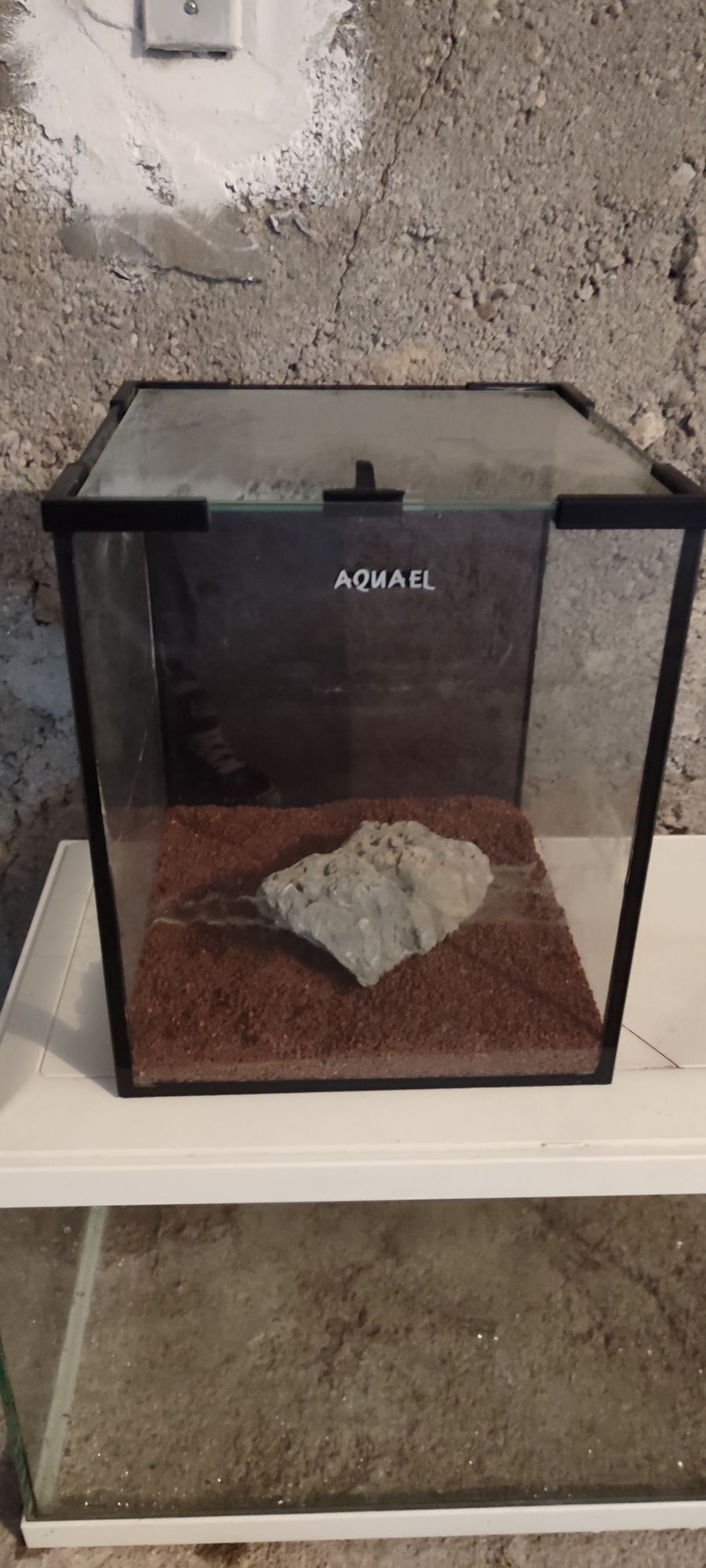 Dois aquários com material