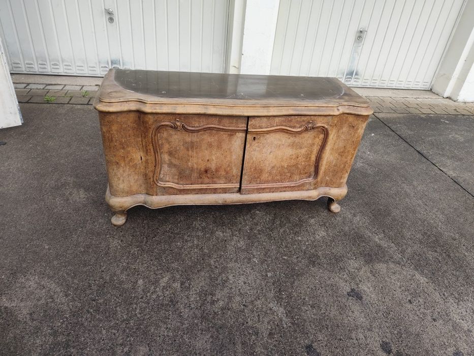 Antyczna witryna w stylu ludwikowskim, gięte szyby, lata 1920–1940