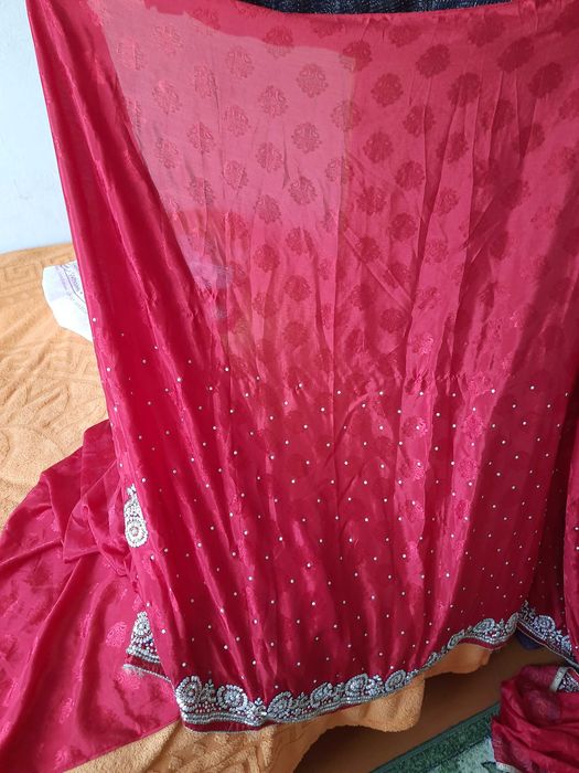 Сарі індійське червоного кольору