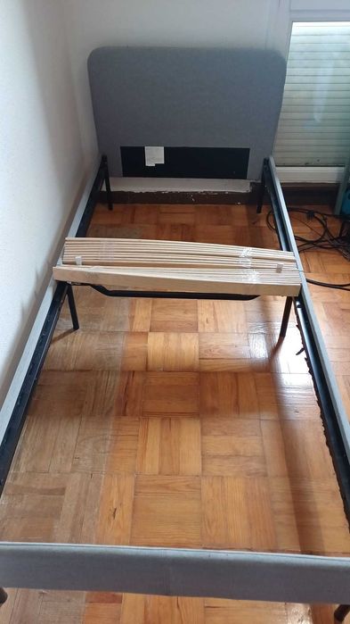 Vendo cama de solteira com colchão EMMA one em ótimo estado.