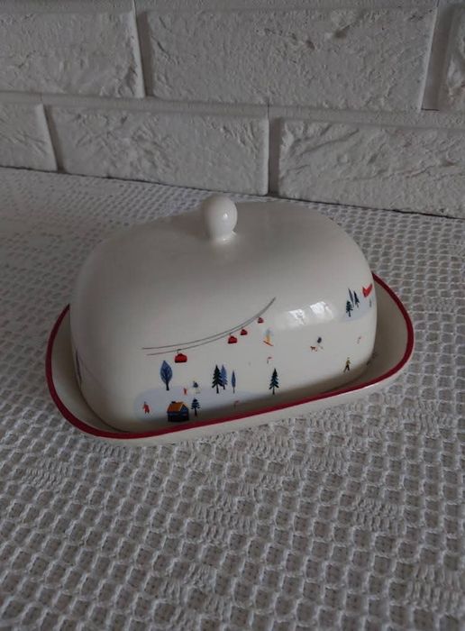 Ceramiczna maselniczka.