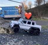 Ogromny Mercedes 6x6 samochod na akumulator
