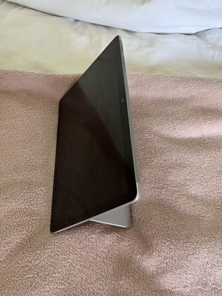 Tablet, laptop 2 w 1 Surface Go 2 Model 1901