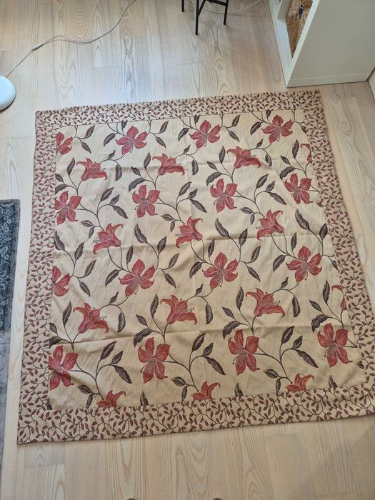 Gruby obrus żakardowy 142 x 140 cm.