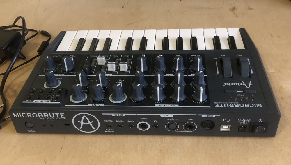 Продам аналоговый синтезатор Arturia Microbrute.