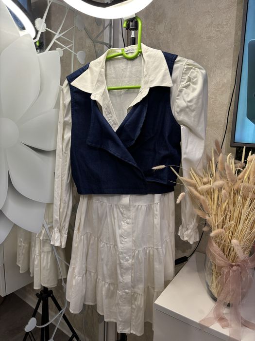 сукня біла з жилеткою