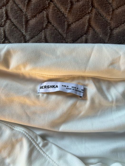 Vestido branco com folhos da Bershka