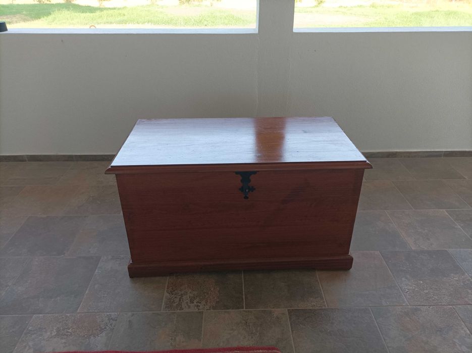 Baú de madeira maciça para arrumação