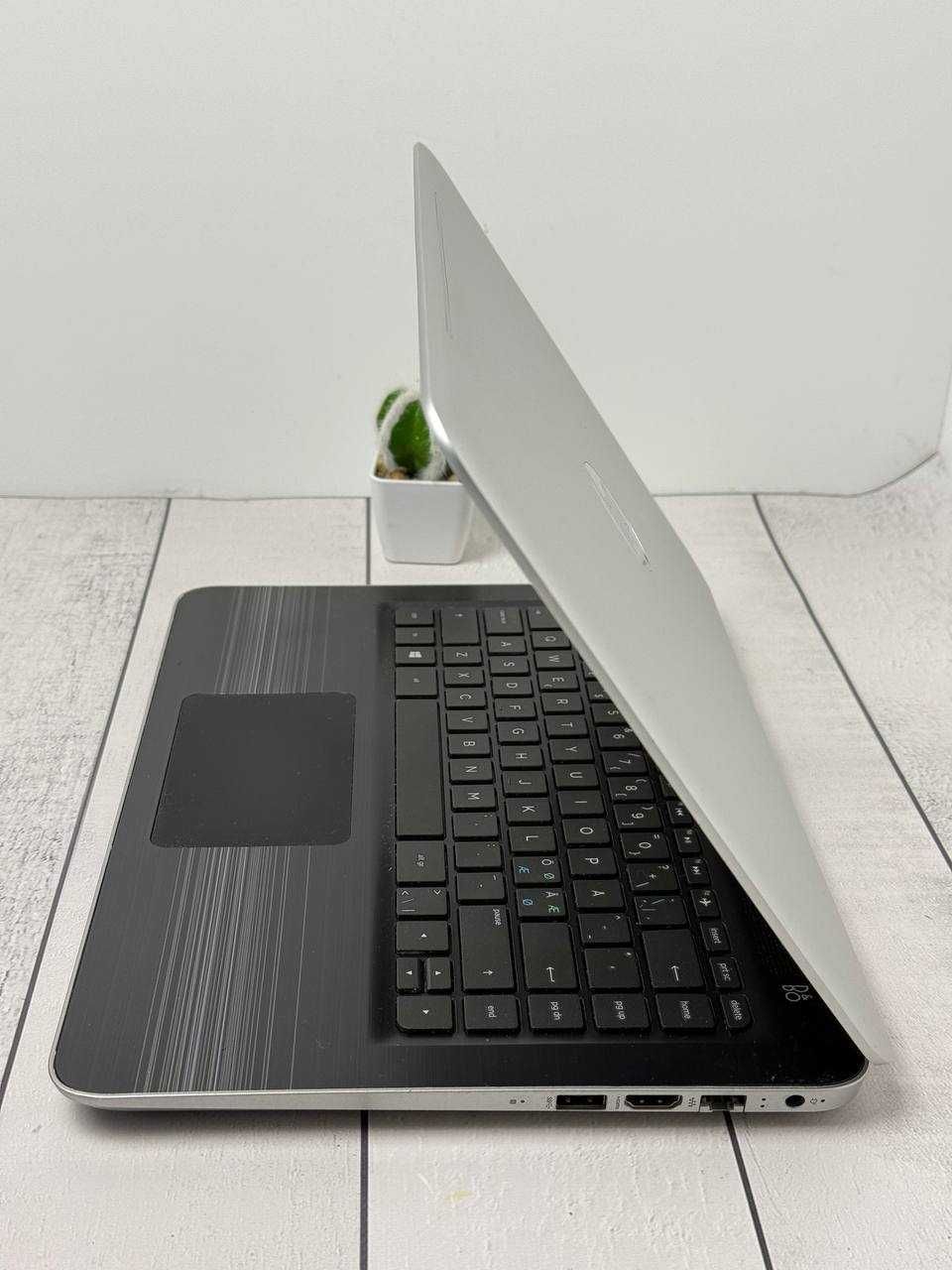 HP Pavilion Silver  Intel  i5-7200 8ram ddr4 ssd 256gb Full HD