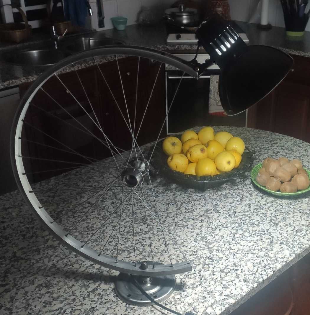 Candeeiro de inspiração ciclistica
