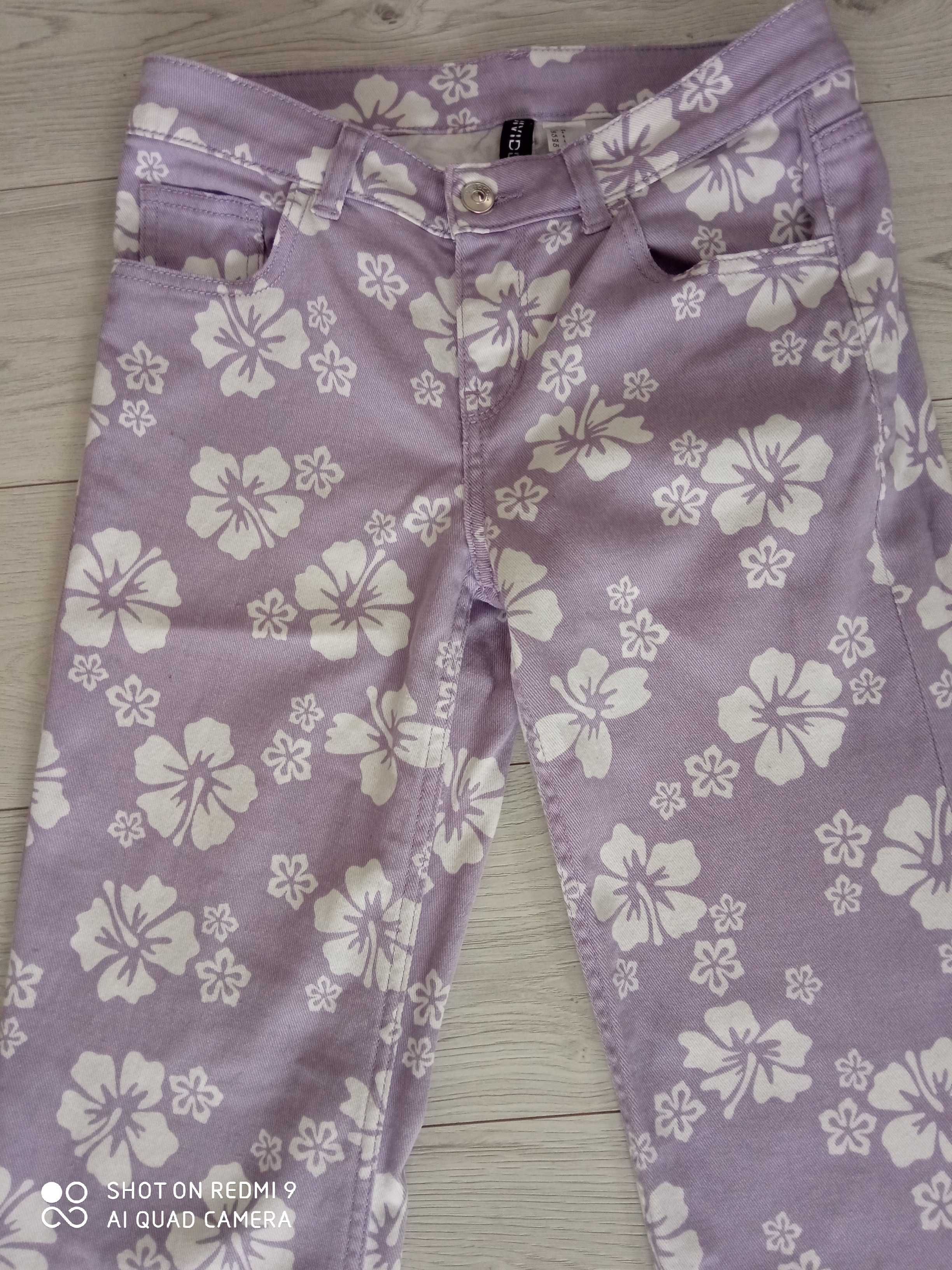 S/36, H&M, rozszerzane spodnie w kwiaty, pięknie podkreślona sylwetka