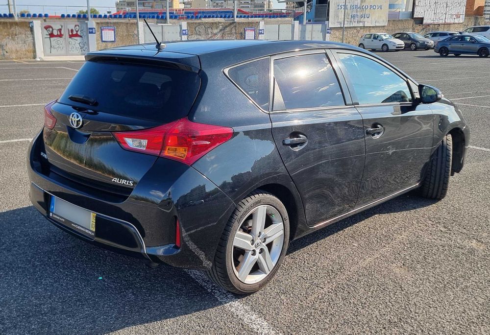 Toyota Auris 1.4D Comfort Pack Sport 2015: muito económico e só 1 dono