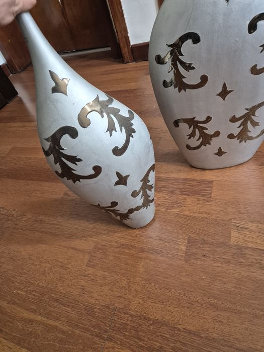 Jarrões prateados decorativos