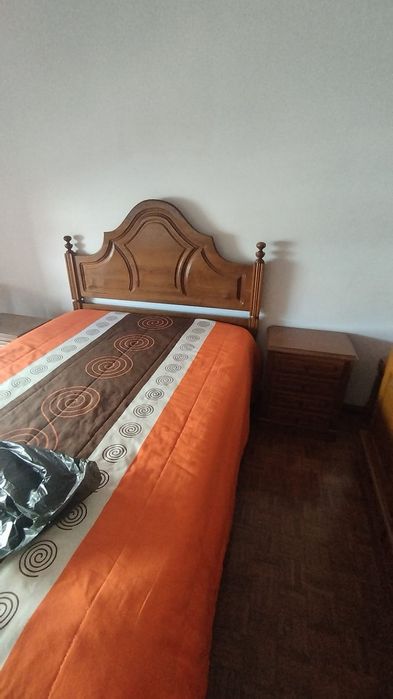 Mobilia de quarto em madeira maciça de Carvalho