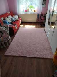 Różowy dywan dla dziewczynki
