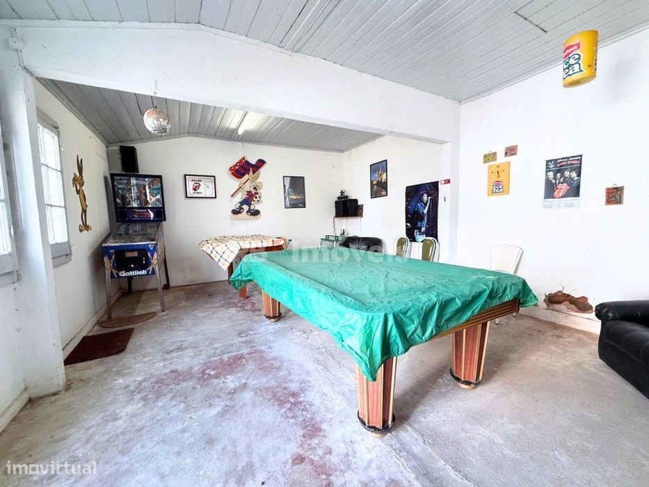 Conjunto de 4 imóveis para venda, perto da estação da CP