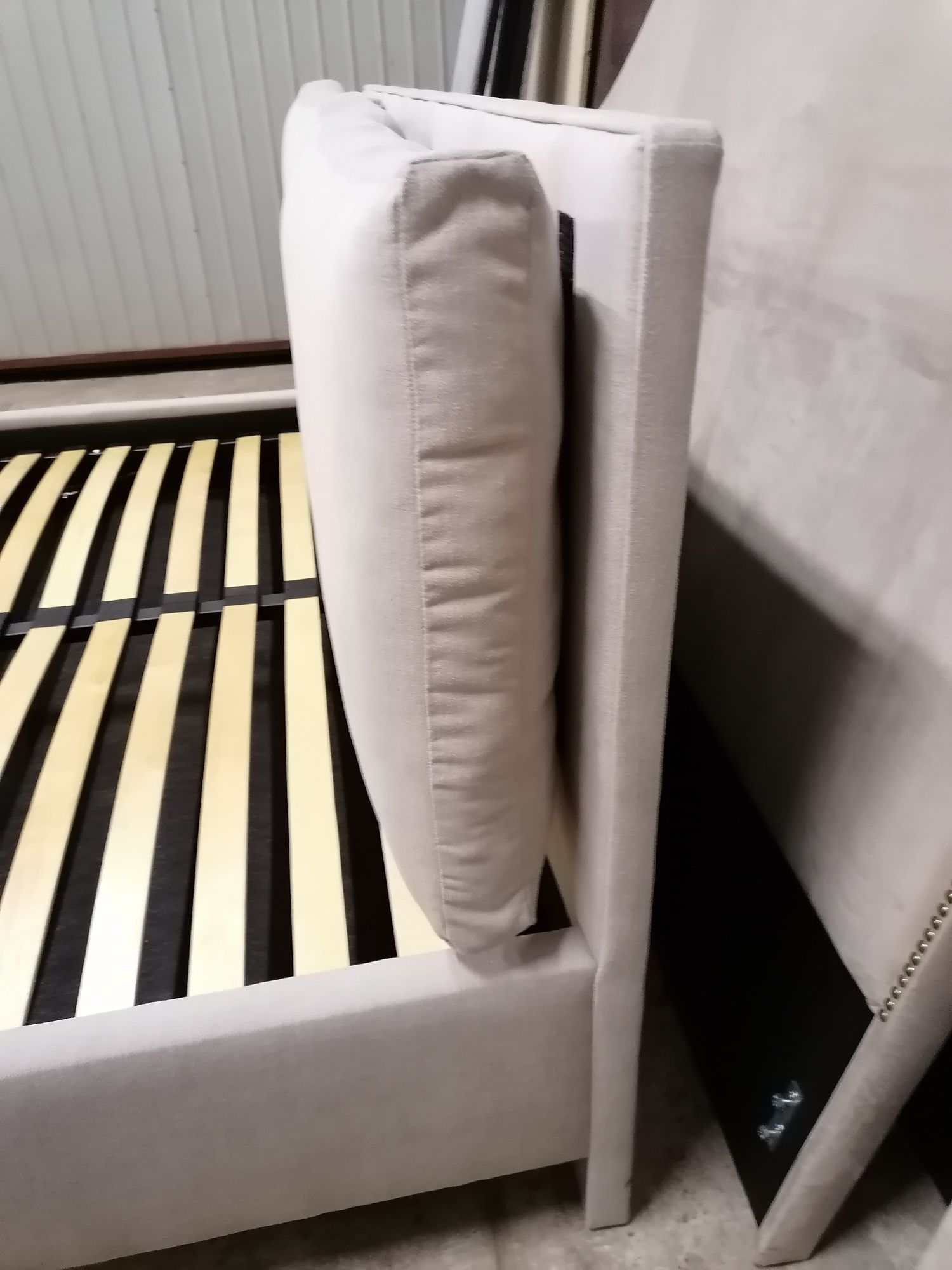 Łóżko tapicerowane poduchy nóżki szenil beż stelaż poduszki