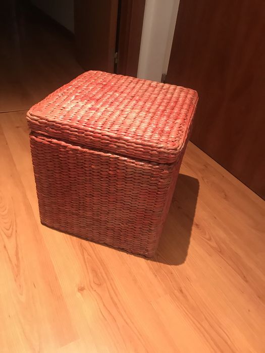 Puff em madeira revestido a rafia ( tem caixa para arrumacoes interior