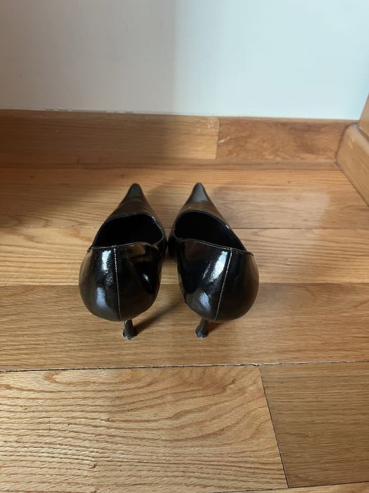 Stiletto preto de verniz