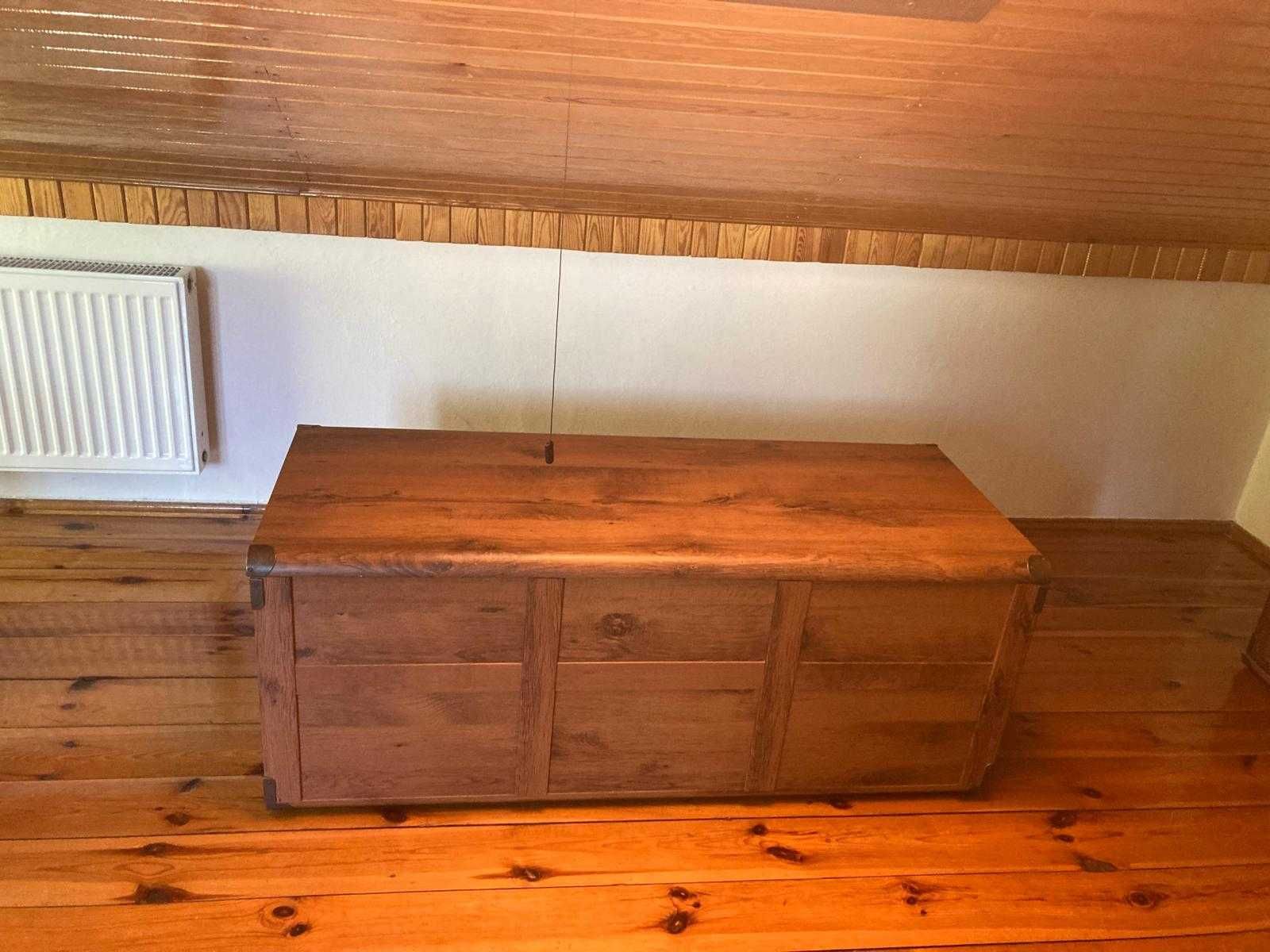 Kufer drewniany w kolorze ciemnego dębu – pojemny i solidny