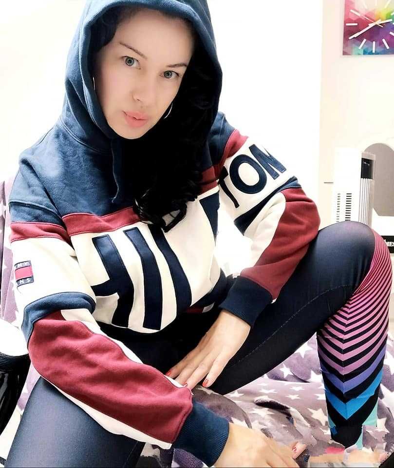 Tommy Hilfiger boska bluza z kapturem.Rozmiar wg mnie UNI ja noszę M/L