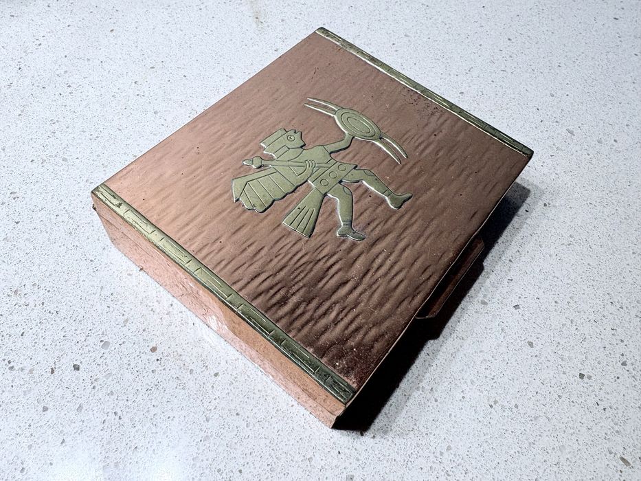 Linda caixa cigarreira peruana em cobre com latão