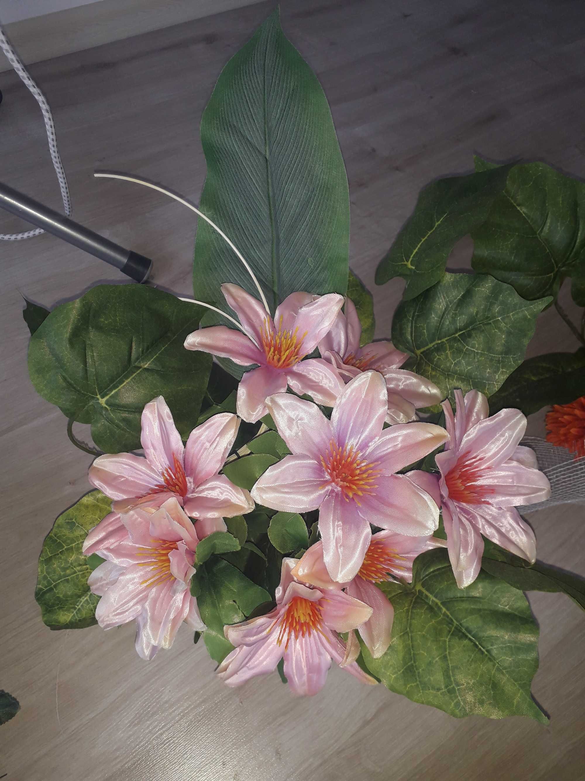Wiązanki ze sztucznych liści i kwiatów