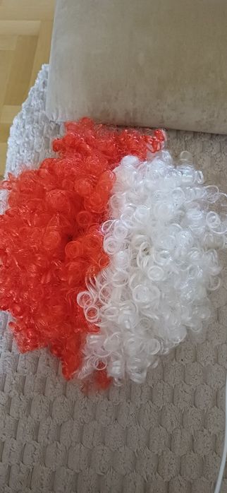 Peruka biało-czerwona