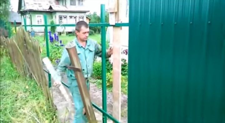 Выполним установку забора из профнастила и сетки.
