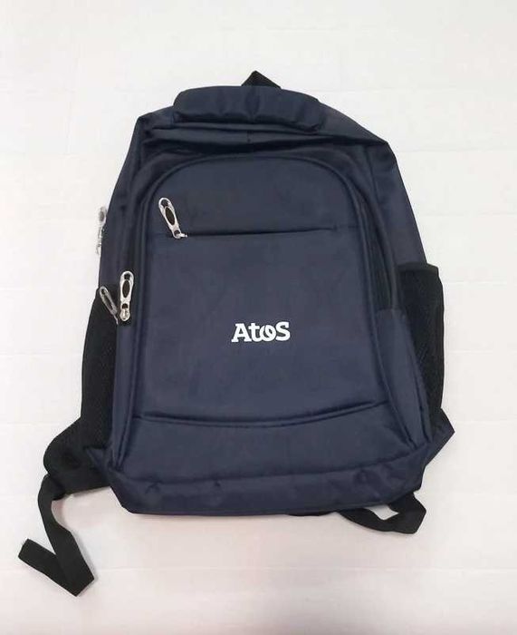 Mochila preta com 4 partes