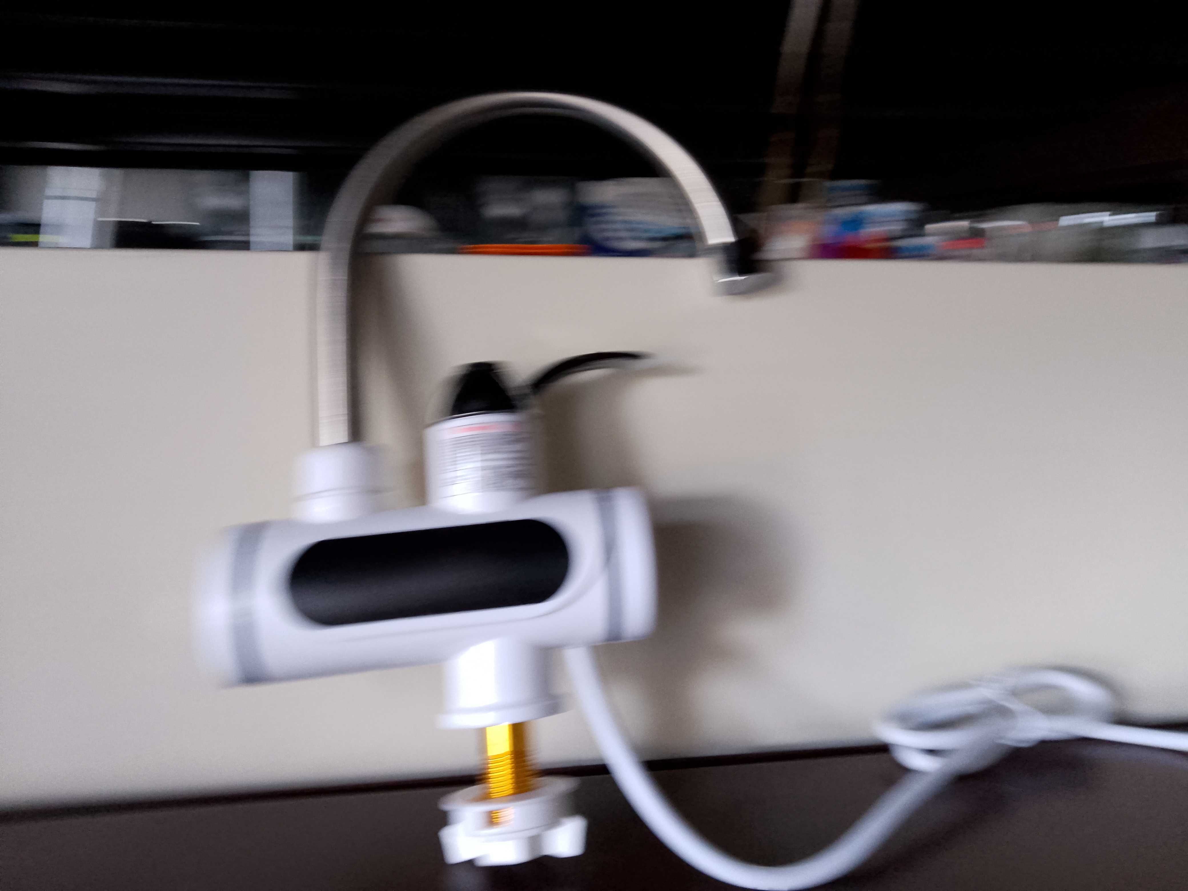 PRZEPŁYWOWY PODGRZEWACZ wody elektryczny grzałka kran 3000W LCD niska