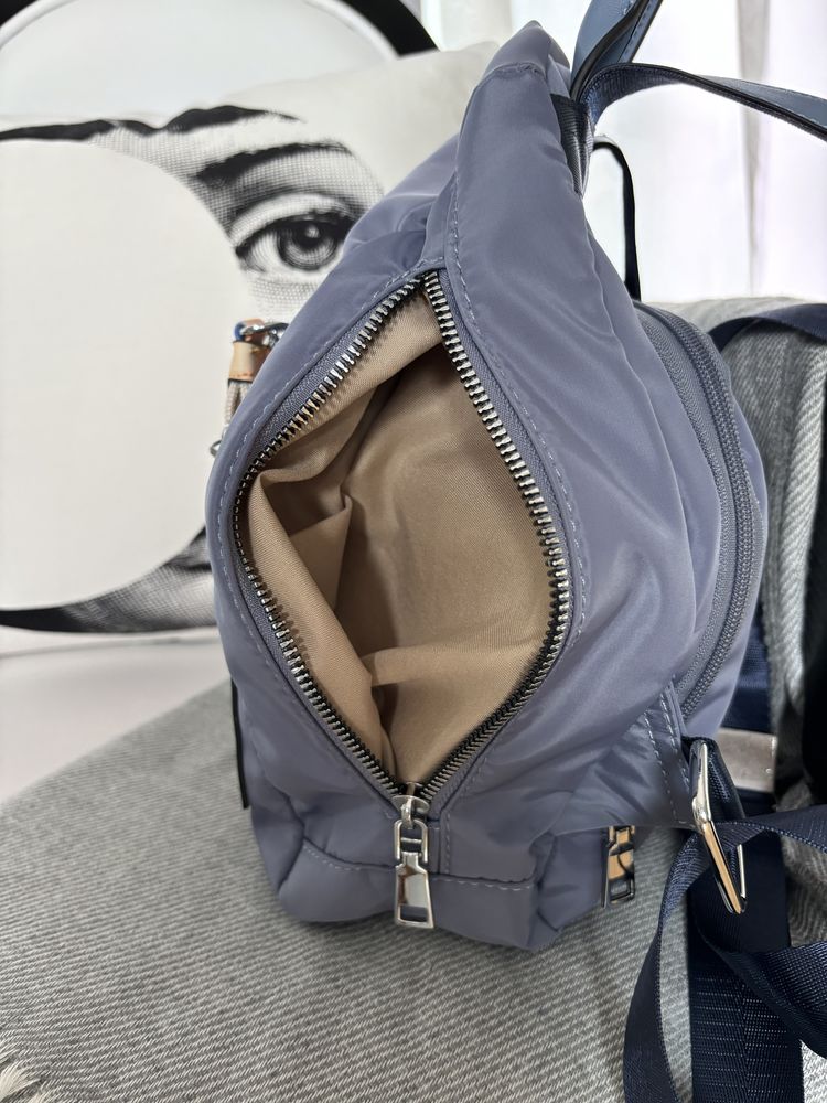 Mochila nova azul com etiqueta.