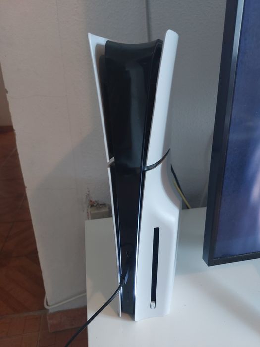 PS5 1TB (digital+disco)+ 2 controlos + 3 jogos